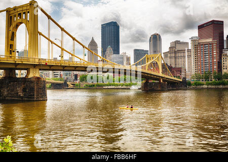 Vista ravvicinata di Andy Warhol ponte sopra il fiume Allegheny dal North Shore Trail, Pittsburgh, Pennsylvania Foto Stock