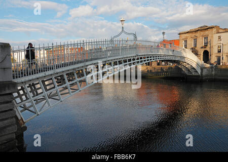 Mezzo Penny ponte sopra il fiume Liffey a Dublino, Irlanda Foto Stock