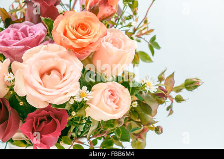 Vaso di bouquet di rose su sfondo bianco, set di splendidi fiori in concetto di San Valentino Foto Stock