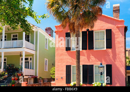 Basso angolo di vista incantevole case colorate nella Storica Charleston, Carolina del Sud Foto Stock