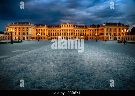 Basso Angolo di visione di un palazzo barocco illuminata di notte, al Palazzo di Schonbrunn, Vienna, Austria Foto Stock