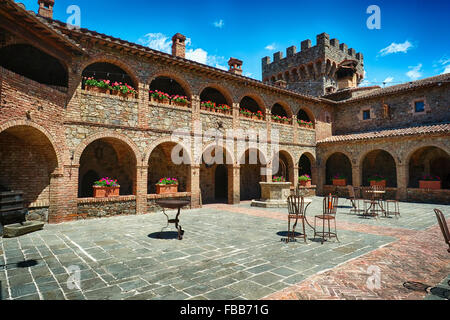 Cortile di stile Toscano Castello; Castello de Amorosa azienda vinicola Calistoga, Napa Valley, California Foto Stock