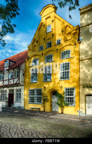 Basso angolo vista di una tradizionale casa anseatica con timpano, Città Vecchia di Lubecca, Schleswig-Holstein, Germania Foto Stock