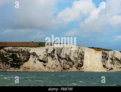 Belle scogliere bianche di Dover da St. Margaret's Bay nel Kent, Inghilterra Foto Stock