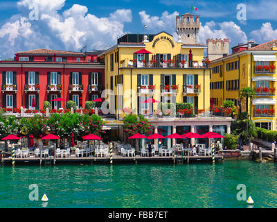 Angolo alto vista dell'Hotel Sirmione a Waterfront, Sirmione sul Lago di Garda, provincia di Brescia, Italia Foto Stock