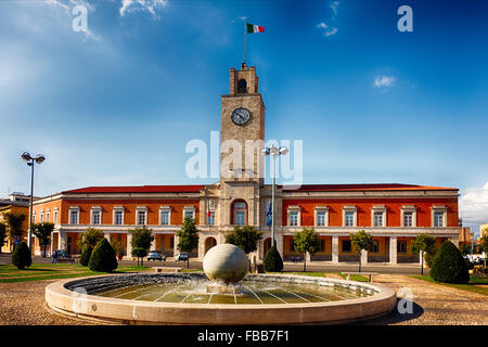 Basso angolo vista del palazzo di Piazza del Popolo a Latina, Lazio, Italia Foto Stock