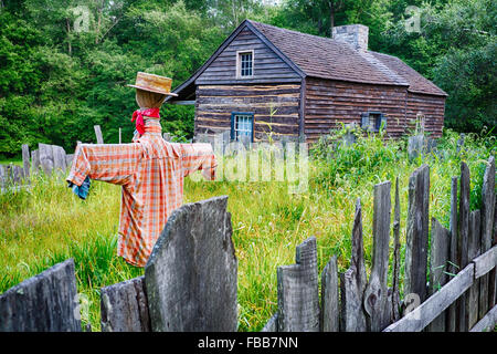 La vecchia casa colonica con uno spaventapasseri, Waterloo villaggio storico, Stanhope, New Jersey Foto Stock