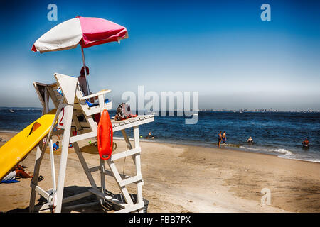 Bagnini stazione sulla sabbiosa spiaggia di gancio con lo skyline di Manhattan in background, Monmouth County, New Jersey Foto Stock