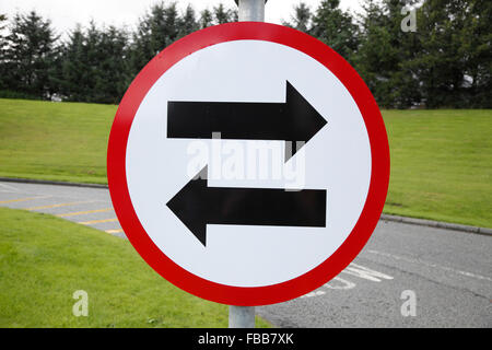 Limitare la direzione di guida a sinistra e a destra per evitare che gli automobilisti guida contro il traffico sulle autostrade Foto Stock