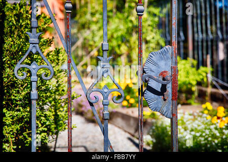 Vista ravvicinata di un vecchio arrugginito Ferro Battuto Garden Gate, Hamilton, New Jersey Foto Stock