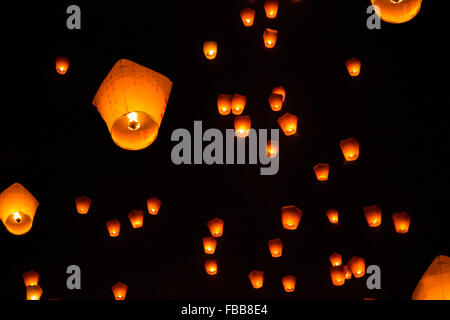 Lanterne galleggianti in cielo in Pingxi,Taiwan Foto Stock