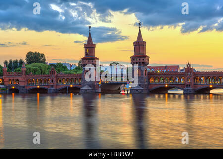 Tramonto a ponte Oberbaum - Berlino - Germania Foto Stock