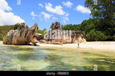 Bella enormi massi di granito sulla spiaggia a Curieuse Isola nell Oceano Indiano. Foto Stock