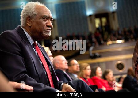 Washington DC, Stati Uniti d'America. Il 12 gennaio, 2016. Sost. Danny Davis ascolta il Presidente degli Stati Uniti Barack Obama consegnare il suo stato finale dell'Unione indirizzo a una sessione congiunta del Congresso sulla Capitol Hill Gennaio 12, 2016 a Washington, DC. Foto Stock