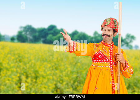 1 rurale indiano Gujrati abitante Farm gesti a mano Foto Stock