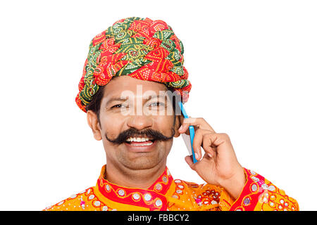 1 rurale indiano Gujrati abitante parlando del telefono mobile Foto Stock