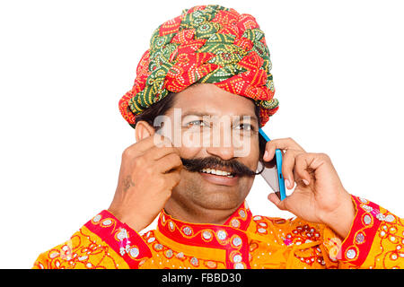1 rurale indiano Gujrati abitante parlando del telefono mobile Foto Stock