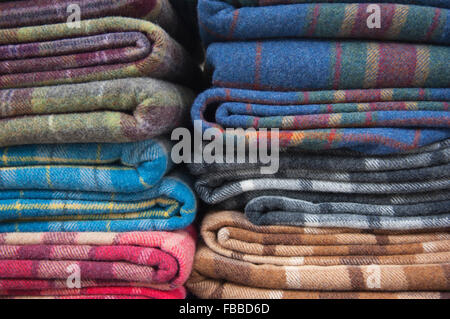 Close up di coperte di lana o di tappeti ad una fiera artigianale di Aberdeen, Scozia. Foto Stock