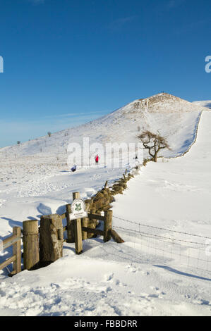 Walkers sul modo di Cleveland vicino a poco Roseberry vicino Roseberry Topping in North York Moors National Park, North Yorkshire, Inghilterra. Regno Unito Foto Stock