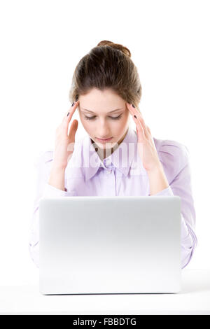 Premuto turbato giovane donna prendendo una pausa, stanco dal lavoro sul laptop, problemi, mal di testa e stress. Tenendo la testa con h Foto Stock