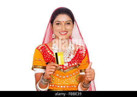 1 rurale indiano donna Gujrati azienda Carta di Credito pollice in alto mostra Foto Stock