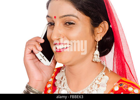 1 rurale indiano donna Gujrati parlando del telefono mobile Foto Stock