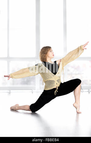 Sportivo da donna ballerino nella classe di ballo, facendo formazione di aerobica, fitness coreografia zumba, bilanciamento in affondo Foto Stock