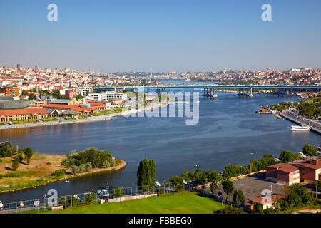 La vista dal punto di vista sulla collina di Pierre Loti nel quartiere di Eyup al Golden Horn con ponte Halic, Istanbul, T Foto Stock