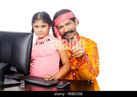 2 rurale indiano padre Gujrati e kid doughter seduta educazione informatica Foto Stock