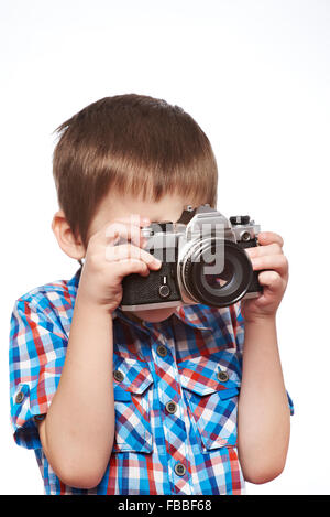 Little Boy reporter fotografo riprese con fotocamera reflex isolato di close-up Foto Stock