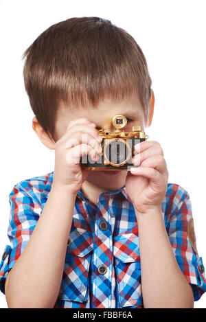 Little Boy reporter fotografo tiro con oro fotocamera retrò isolato di close-up Foto Stock