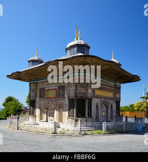 La fontana di Sultan Ahmed III. Stile rococò fontana situata nella grande piazza di fronte al cancello imperiale di Topkap Foto Stock