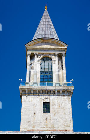 La Torre della Giustizia nel palazzo Topkapi sul cielo azzurro sfondo, Istanbul, Turchia Foto Stock