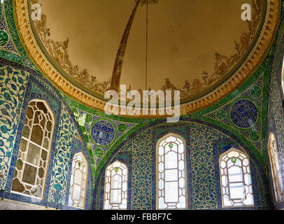 ISTANBUL, Turchia - 12 luglio 2014: la decorazione interna con alcuni elementi islamici (piastrelle blu, ornamenti orientali e arabo Foto Stock