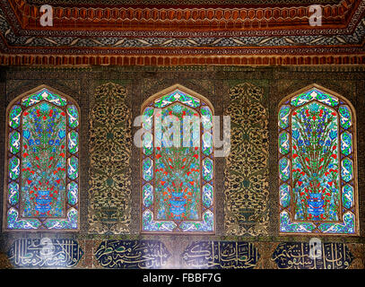 ISTANBUL, Turchia - 12 luglio 2014: Staned finestre di vetro con il fregio floreale in harem di Palazzo Topkapi, Istanbul, Turchia Foto Stock