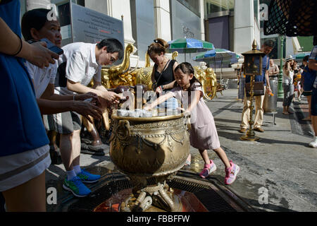 Rendere merito al Santuario di Erawan a Bangkok, in Thailandia Foto Stock