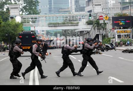 Jakarta, Indonesia. Xiv gen, 2016. JAKARTA, Indonesia - 14 gennaio: polizia indonesiana prendere posizione e puntano le loro armi che perseguano i sospetti dopo i blasti di Jakarta ha colpito l'Indonesia su gennaio 14, 2016 a Jakarta, Indonesia. Almeno sette esplosioni sono state sentite in Indonesia i capitali Jakarata tardi giovedì mattina lasciando sette, compresi quattro attaccanti, morto. Credito: Sijori Immagini/ZUMA filo/Alamy Live News Foto Stock