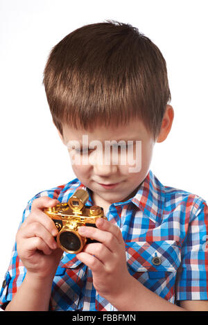 Little Boy reporter fotografo tiro con oro fotocamera retrò isolato di close-up Foto Stock