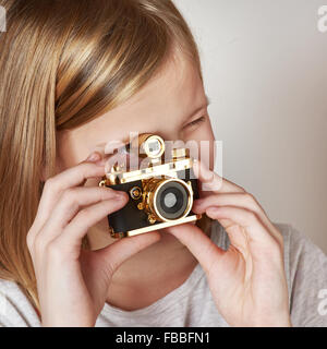 Ragazza fotografo prende un'immagine fotocamera retrò Foto Stock