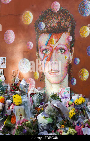 Omaggi e messaggi da ventole,murale del compianto David Bowie in Brixton Foto Stock