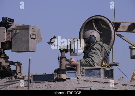 Un soldato israeliano si siede in un serbatoio in prossimità del confine israeliano con il nord della Striscia di Gaza vicino a sud del villaggio israeliano di Netiv Haasara Israele Foto Stock