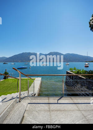 Vista del lago dal balcone della villa moderna Foto Stock