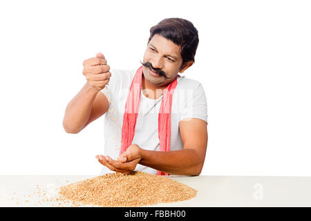 1 rurale indiano agricoltore uomo seduto chicco di frumento il controllo di qualità Foto Stock