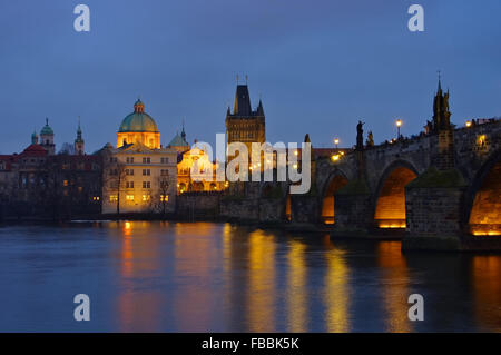 Prag Karlsbruecke Nacht - Prague Charles Bridge di notte 01 Foto Stock