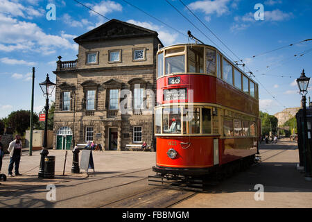 Regno Unito, Inghilterra, Derbyshire, Crich, Tramway Museum, 1932 Londra Tram n. 1622, passando Derby Assembly Rooms building Foto Stock