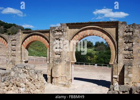 Vista attraverso archi moreschi rovine, Medina Azahara (Madinat al-Zahra), vicino a Cordoba, in provincia di Cordoba, Andalusia. Foto Stock