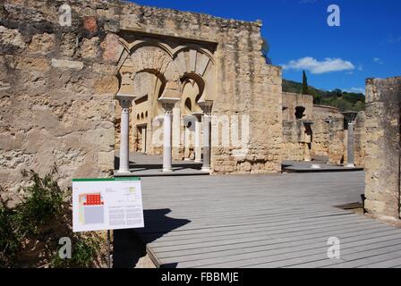 Vista della Basilica Superiore edificio con i suoi archi colonnato, Medina Azahara (Madinat al-Zahra), vicino a Cordoba, Spagna. Foto Stock