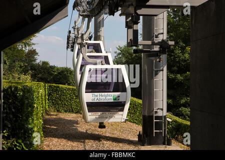 Regno Unito, Inghilterra, Derbyshire, Matlock Bath, altezze di Abramo, funivie avvicinando stazione superiore Foto Stock