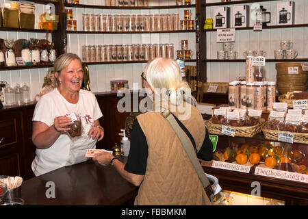 Regno Unito, Inghilterra, Derbyshire, Matlock Bath, North Parade, il negozio di cioccolato, grado 2 elencati farmacia interna, il cliente Foto Stock