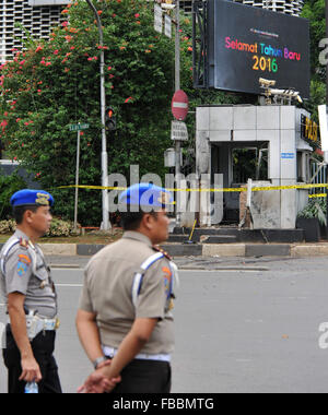 Jakarta, Indonesia. Xiv gen, 2016. Poliziotti di guardia presso il sito di esplosione di Jakarta, Indonesia, 14 gennaio 2016. Sette persone tra cui due kamikaze sono stati uccisi e 20 altri feriti in blasti di suicidio a Giacarta, capitale dell Indonesia, giovedì. Credito: Egli Changshan/Xinhua/Alamy Live News Foto Stock